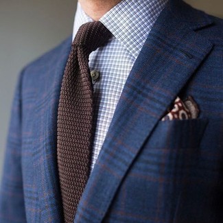 Come indossare e abbinare una cravatta terracotta in modo smart-casual: Abbina un blazer di lana scozzese blu scuro con una cravatta terracotta come un vero gentiluomo.