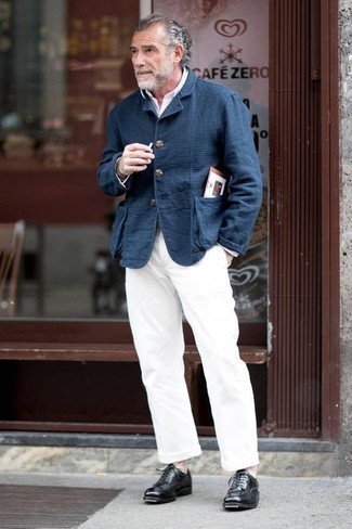 Quale chino indossare con un blazer blu scuro per un uomo di 50 anni quando fa caldo in modo smart-casual: Vestiti con un blazer blu scuro e chino per un drink dopo il lavoro. Opta per un paio di scarpe derby in pelle nere per un tocco virile.