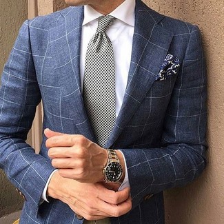 Come indossare e abbinare una cravatta bianca e nera per un uomo di 30 anni in modo smart-casual: Metti un blazer a quadri blu scuro e una cravatta bianca e nera per essere sofisticato e di classe.