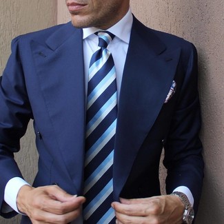 Come indossare e abbinare una cravatta a righe verticali blu scuro: Mostra il tuo stile in un blazer blu scuro con una cravatta a righe verticali blu scuro per essere sofisticato e di classe.