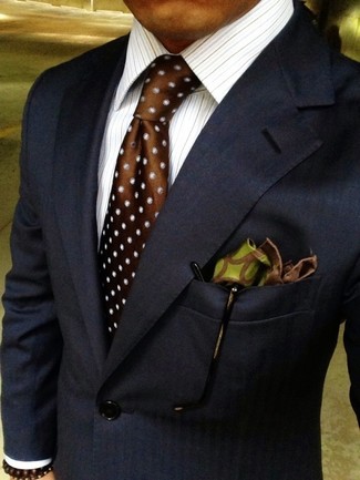 Come indossare e abbinare una cravatta di seta a pois marrone: Scegli un blazer blu scuro e una cravatta di seta a pois marrone per essere sofisticato e di classe.