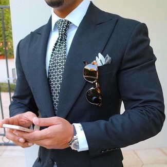 Come indossare e abbinare un fazzoletto da taschino a quadri nero e bianco: Indossa un blazer blu scuro e un fazzoletto da taschino a quadri nero e bianco per un look perfetto per il weekend.