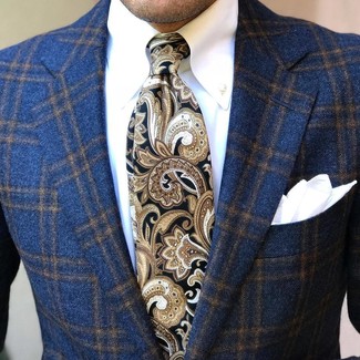 Come indossare e abbinare un blazer scozzese blu scuro per un uomo di 30 anni in modo smart-casual: Metti un blazer scozzese blu scuro e una camicia elegante bianca come un vero gentiluomo.