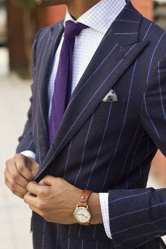 Come indossare e abbinare un blazer a righe verticali blu: Punta su un blazer a righe verticali blu e una camicia elegante bianca come un vero gentiluomo.