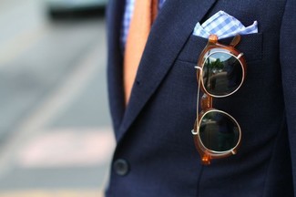 Come indossare e abbinare una cravatta arancione in estate 2024: Potresti abbinare un blazer blu scuro con una cravatta arancione per una silhouette classica e raffinata Una fantastica scelta per essere cool e trendy anche in estate.