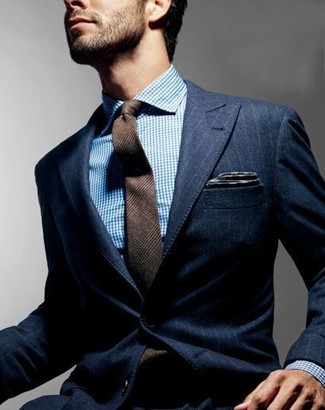 Look alla moda per uomo: Blazer a righe verticali blu scuro, Camicia elegante bianca e blu, Cravatta di lana scozzese marrone, Fazzoletto da taschino grigio scuro