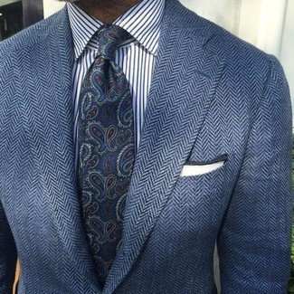 Come indossare e abbinare una cravatta con stampa cachemire blu scuro in estate 2024 in modo smart-casual: Coniuga un blazer di lana a spina di pesce blu scuro con una cravatta con stampa cachemire blu scuro per un look elegante e alla moda. Ecco un outfit indispensabile per l’estate.