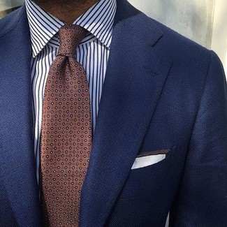 Come indossare e abbinare una cravatta a pois terracotta: Indossa un blazer blu scuro con una cravatta a pois terracotta per un look elegante e di classe.