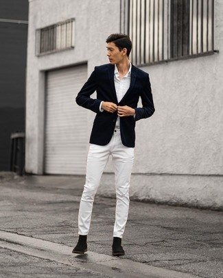 Come indossare e abbinare un blazer blu scuro: Vestiti con un blazer blu scuro e jeans strappati bianchi per un look semplice, da indossare ogni giorno. Scegli uno stile classico per le calzature e opta per un paio di stivali chelsea in pelle scamosciata neri.