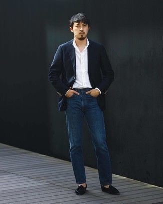Come indossare e abbinare jeans con una camicia elegante: Distinguiti anche negli ambienti più alla moda con una camicia elegante e jeans. Un bel paio di mocassini con nappine di velluto neri è un modo semplice di impreziosire il tuo look.