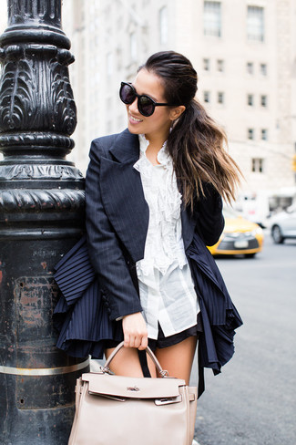 Come indossare e abbinare un blazer blu scuro con una camicia elegante bianca in modo smart-casual: Potresti indossare un blazer blu scuro e una camicia elegante bianca per vestirti casual.