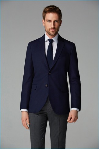 Come indossare e abbinare un blazer blu con pantaloni grigi per un uomo di 30 anni in estate 2024: Indossa un blazer blu e pantaloni grigi per un look elegante e alla moda. Con questo outfit estivo non puoi sbagliare, garantito.