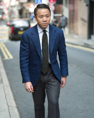 Come indossare e abbinare una cravatta verde scuro per un uomo di 30 anni in estate 2024: L'abbinamento di un blazer blu scuro e una cravatta verde scuro ti donerà un aspetto forte e sicuro. Ecco una eccellente idea per creare il perfetto look estivo.