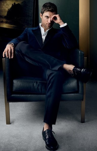 Look alla moda per uomo: Blazer di velluto blu scuro, Camicia elegante bianca, Pantaloni eleganti neri, Scarpe derby in pelle nere