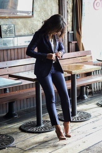 Quale blazer indossare con pantaloni skinny blu scuro: Indossa un blazer con pantaloni skinny blu scuro per un outfit comodo ma studiato con cura. Décolleté in pelle beige sono una buona scelta per completare il look.