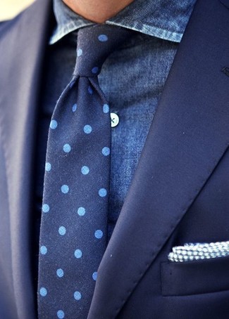 Come indossare e abbinare una cravatta a pois blu scuro quando fa caldo: Potresti indossare un blazer blu scuro e una cravatta a pois blu scuro come un vero gentiluomo.