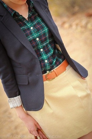 Come indossare e abbinare una cintura terracotta: Punta su un blazer blu scuro e una cintura terracotta per un fantastico look da sfoggiare nel weekend.