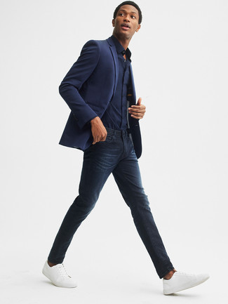 Come indossare e abbinare jeans blu con una camicia elegante blu in modo smart-casual: Scegli un outfit composto da una camicia elegante blu e jeans blu per un look spensierato e alla moda. Scegli un paio di sneakers basse in pelle bianche come calzature per avere un aspetto più rilassato.