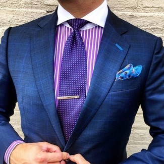 Come indossare e abbinare una giacca a quadri blu in modo smart-casual: Potresti combinare una giacca a quadri blu con una camicia elegante a righe verticali viola melanzana per un look elegante ma non troppo appariscente.