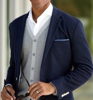 Look alla moda per uomo: Blazer blu scuro, Cardigan grigio, Camicia a maniche lunghe bianca, Fazzoletto da taschino a pois blu