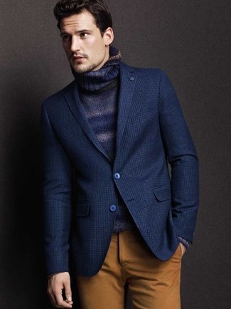 Come indossare e abbinare un blazer blu scuro in autunno 2024: Prova ad abbinare un blazer blu scuro con chino marroni se cerchi uno stile ordinato e alla moda. Questo è certamente l'outfit da copiare in questa stagione autunnale.