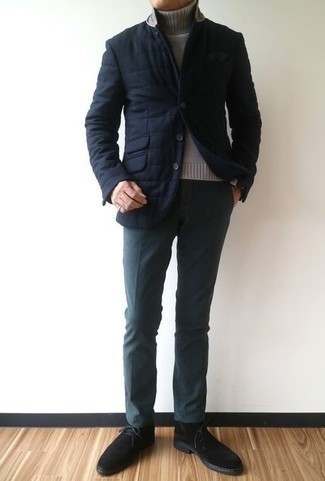 Quale blazer indossare con chukka nere in modo smart-casual: Potresti indossare un blazer e chino blu scuro per un look da sfoggiare sul lavoro. Ispirati all'eleganza di Luca Argentero e completa il tuo look con un paio di chukka nere.