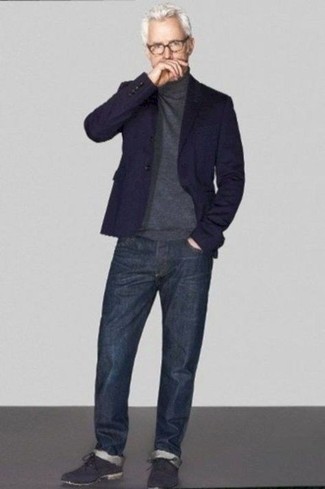 Quale jeans indossare con un blazer blu scuro per un uomo di 40 anni quando fa caldo: Potresti combinare un blazer blu scuro con jeans per essere elegante ma non troppo formale. Scegli uno stile classico per le calzature e opta per un paio di scarpe oxford in pelle scamosciata blu scuro.
