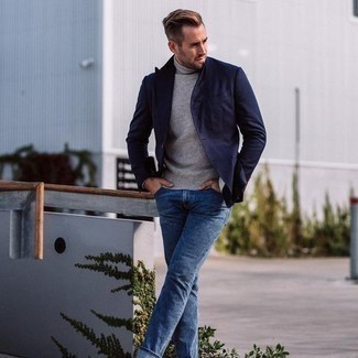 Come indossare e abbinare un blazer blu scuro con jeans blu per un uomo di 30 anni: Indossa un blazer blu scuro e jeans blu se cerchi uno stile ordinato e alla moda.