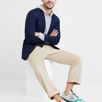 Quale chino indossare con scarpe sportive beige per un uomo di 30 anni in autunno 2024: Perfeziona il look smart casual con un blazer blu scuro e chino. Opta per un paio di scarpe sportive beige per avere un aspetto più rilassato. Ecco un outfit autunnale perfetto per il tuo.