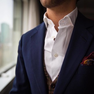 Come indossare e abbinare un fazzoletto da taschino stampato rosso: Vestiti con un blazer blu scuro e un fazzoletto da taschino stampato rosso per un look perfetto per il weekend.