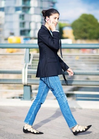 Quale blazer indossare con jeans blu per una donna di 30 anni in modo smart-casual: Scegli un outfit composto da un blazer e jeans blu per un look raffinato per il tempo libero. Per un look più rilassato, mettiti un paio di ballerine in pelle nere.