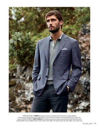 Come indossare e abbinare un blazer a quadri blu con pantaloni eleganti grigio scuro: Metti un blazer a quadri blu e pantaloni eleganti grigio scuro per un look elegante e di classe.