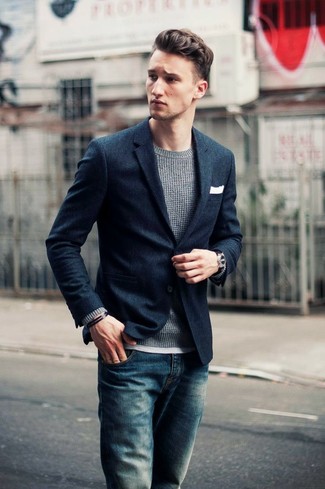 Come indossare e abbinare un blazer di lana blu scuro per un uomo di 30 anni: Combina un blazer di lana blu scuro con jeans blu scuro se cerchi uno stile ordinato e alla moda.
