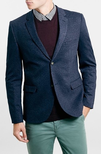 Come indossare e abbinare una giacca di lana blu scuro: Prova ad abbinare una giacca di lana blu scuro con chino foglia di tè per un look elegante ma non troppo appariscente.