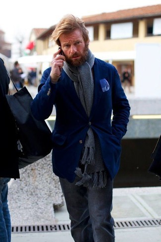 Come indossare e abbinare pantaloni eleganti grigi per un uomo di 40 anni quando fa caldo in modo formale: Opta per un blazer blu scuro e pantaloni eleganti grigi per una silhouette classica e raffinata