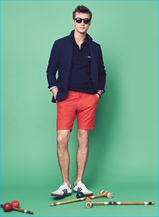 Look alla moda per uomo: Blazer blu scuro, Polo blu scuro, Pantaloncini rossi, Sneakers basse in pelle bianche e nere