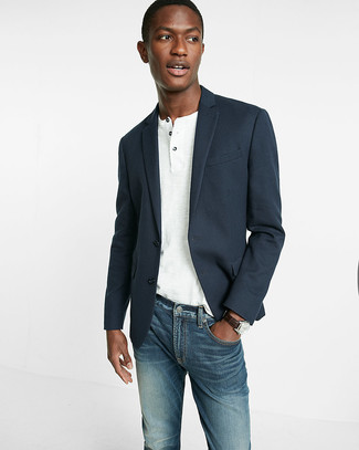 Come indossare e abbinare un blazer blu scuro e verde per un uomo di 30 anni quando fa caldo in modo casual: Potresti combinare un blazer blu scuro e verde con jeans blu per un look da sfoggiare sul lavoro.