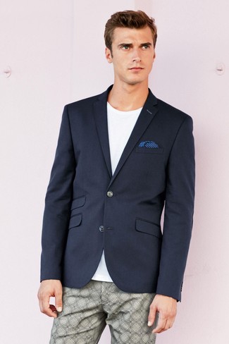 Come indossare e abbinare un blazer blu scuro per un uomo di 30 anni in modo casual: Vestiti con un blazer blu scuro e chino stampati grigi se preferisci uno stile ordinato e alla moda.