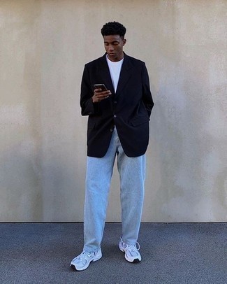 Quale jeans indossare con un blazer blu scuro e bianco per un uomo di 20 anni: Prova ad abbinare un blazer blu scuro e bianco con jeans se preferisci uno stile ordinato e alla moda. Per un look più rilassato, mettiti un paio di scarpe sportive bianche.