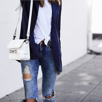 Come indossare e abbinare un blazer a righe verticali blu scuro con jeans strappati blu per una donna di 30 anni: Indossa un blazer a righe verticali blu scuro e jeans strappati blu per creare un look raffinato e glamour.