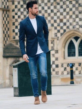 Quale jeans indossare con chukka beige: Combina un blazer blu scuro con jeans per un abbigliamento elegante ma casual. Chukka beige sono una buona scelta per completare il look.