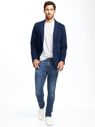 Look alla moda per uomo: Blazer blu scuro, T-shirt girocollo bianca, Jeans blu, Sneakers basse in pelle bianche