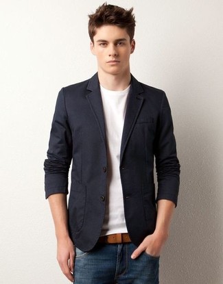 Quale blazer indossare con jeans blu per un uomo di 30 anni in estate 2024 in modo casual: Coniuga un blazer con jeans blu se cerchi uno stile ordinato e alla moda. Una magnifica scelta per i mesi estivi!