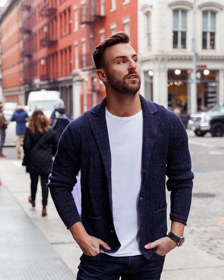 Come indossare e abbinare un blazer lavorato a maglia: Per un outfit quotidiano pieno di carattere e personalità, indossa un blazer lavorato a maglia con jeans blu scuro.