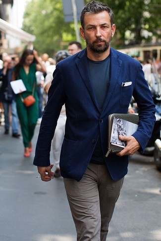 Come indossare e abbinare un blazer di cotone blu in modo smart-casual: Indossa un blazer di cotone blu e chino grigi se cerchi uno stile ordinato e alla moda.