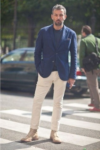 Come indossare e abbinare chino beige per un uomo di 40 anni: Indossa un blazer blu scuro con chino beige per creare un look smart casual. Rifinisci questo look con un paio di stivali casual marrone chiaro.