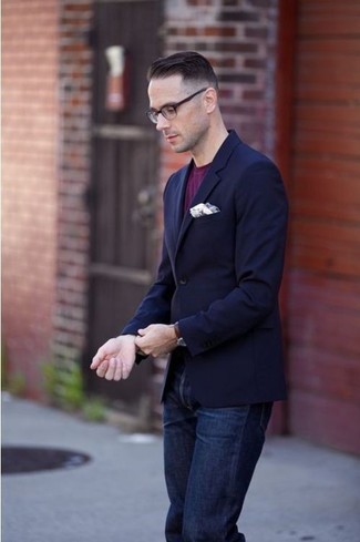 Come indossare e abbinare un fazzoletto da taschino bianco e rosso per un uomo di 30 anni in modo casual: Abbina un blazer blu scuro con jeans blu scuro per un abbigliamento elegante ma casual.