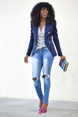Come indossare e abbinare décolleté in pelle fucsia per una donna di 30 anni in modo casual: Prova a combinare un blazer blu con jeans aderenti strappati azzurri per un look raffinato. Questo outfit si abbina perfettamente a un paio di décolleté in pelle fucsia.