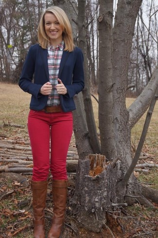 Come indossare e abbinare una blusa abbottonata: Indossa una blusa abbottonata con jeans aderenti rossi per un outfit che si fa notare. Stivali al ginocchio in pelle marroni sono una interessante scelta per completare il look.