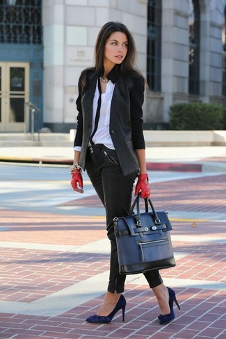 Look alla moda per donna: Blazer grigio scuro, Blusa abbottonata bianca e nera, Jeans aderenti in pelle neri, Décolleté in pelle scamosciata blu scuro